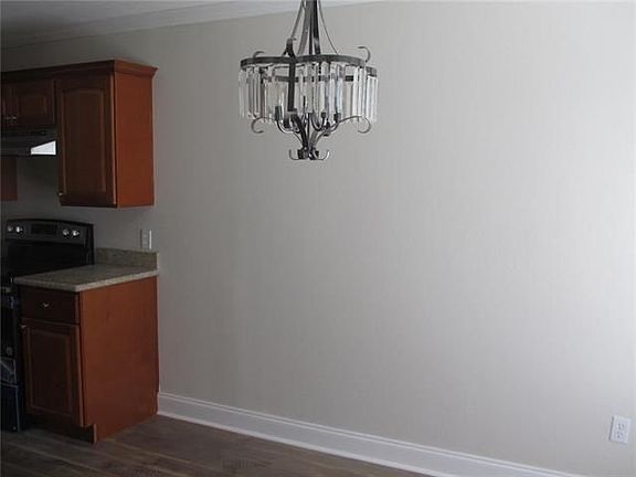 4th image of 865 Kingsway Dr E