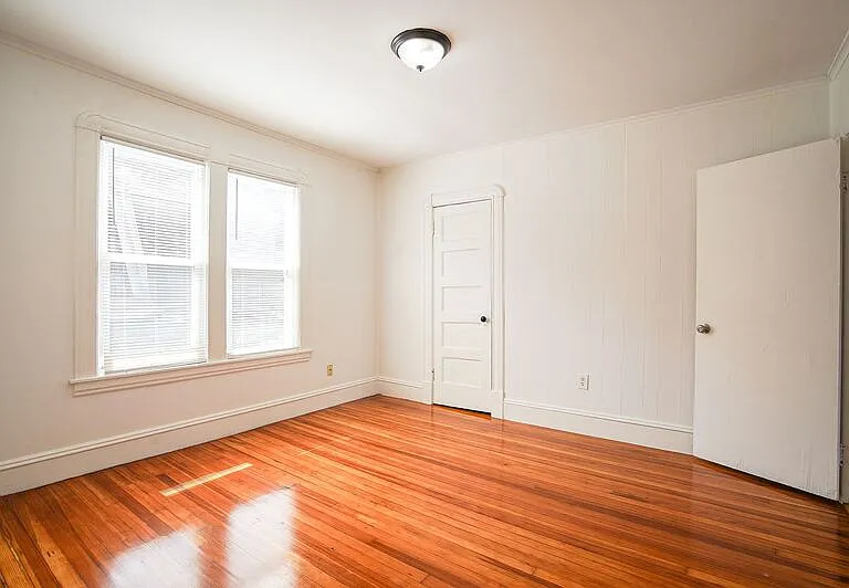 11-13 Newman St #3 — Photo 17
