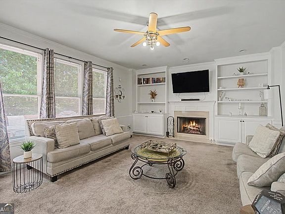 3rd image of 615 Stonebriar Way SW