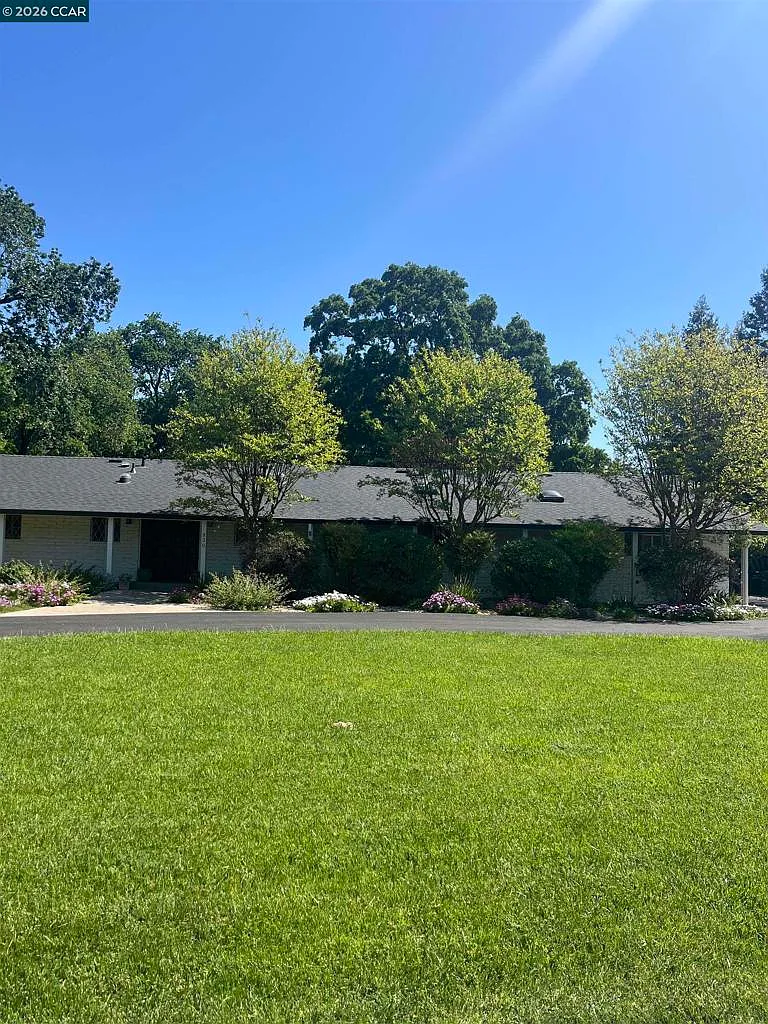 4 bed, 2.0 bath, 2200 sqft, $6,300 — Photo 1