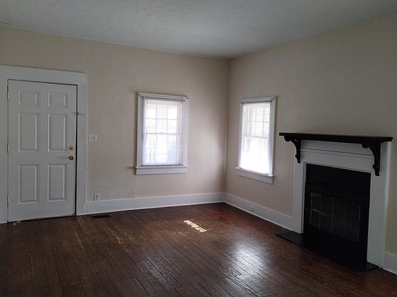 Living room *Fireplace decorative only - does NOT work*