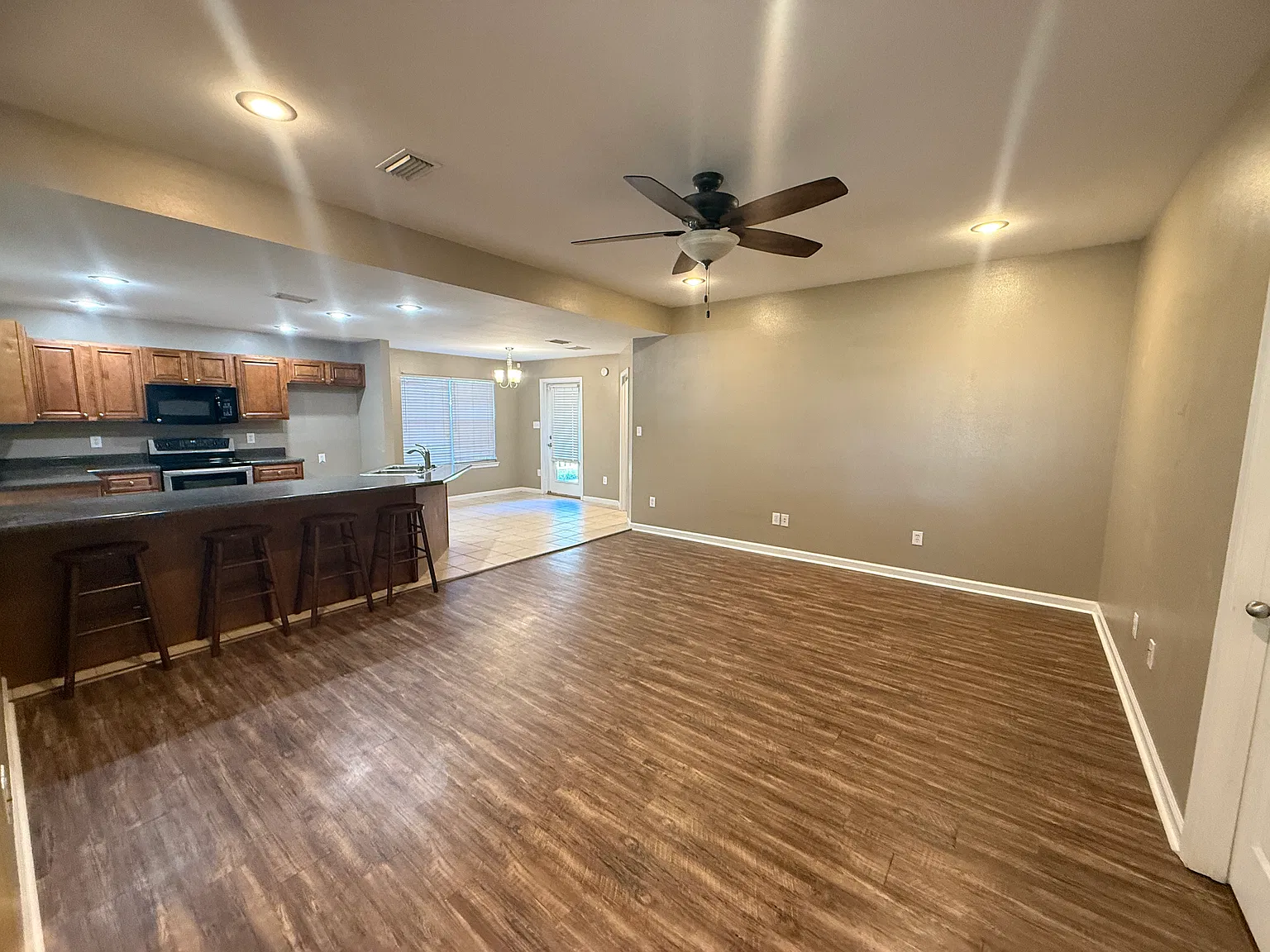 Available Mid-Dec - 3 Bedroom In Silverhill — Photo 2