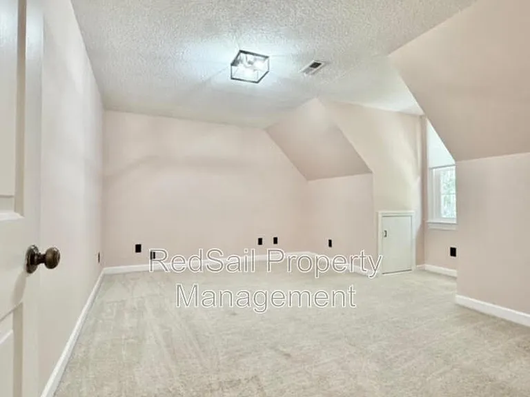 114 Barclay Cres — Photo 11