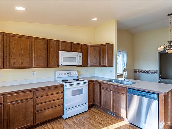 3rd image of 225 Lavender Pl