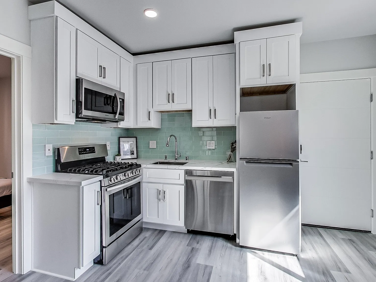 3 bed, 881 sqft, $3,750 — Photo 3