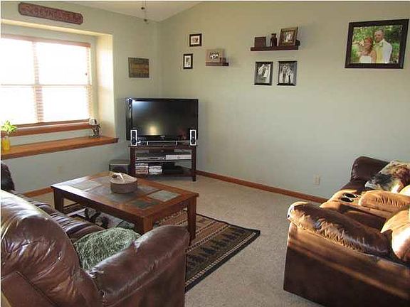 2nd image of 400 Meadowlark Dr