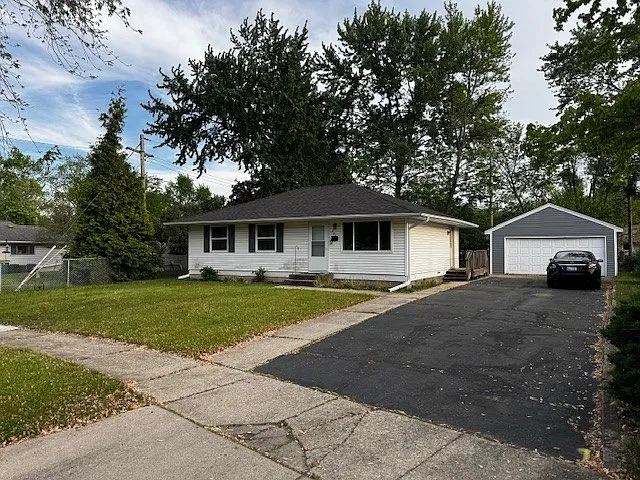 805 Hollyberry Dr — Photo 2