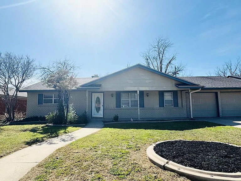 3219 Tanglewood Dr — Photo 1