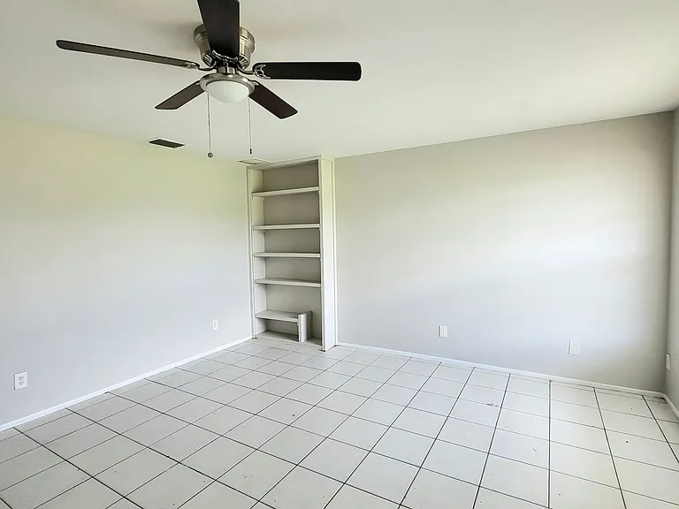 406 NE 24th Pl — Photo 2