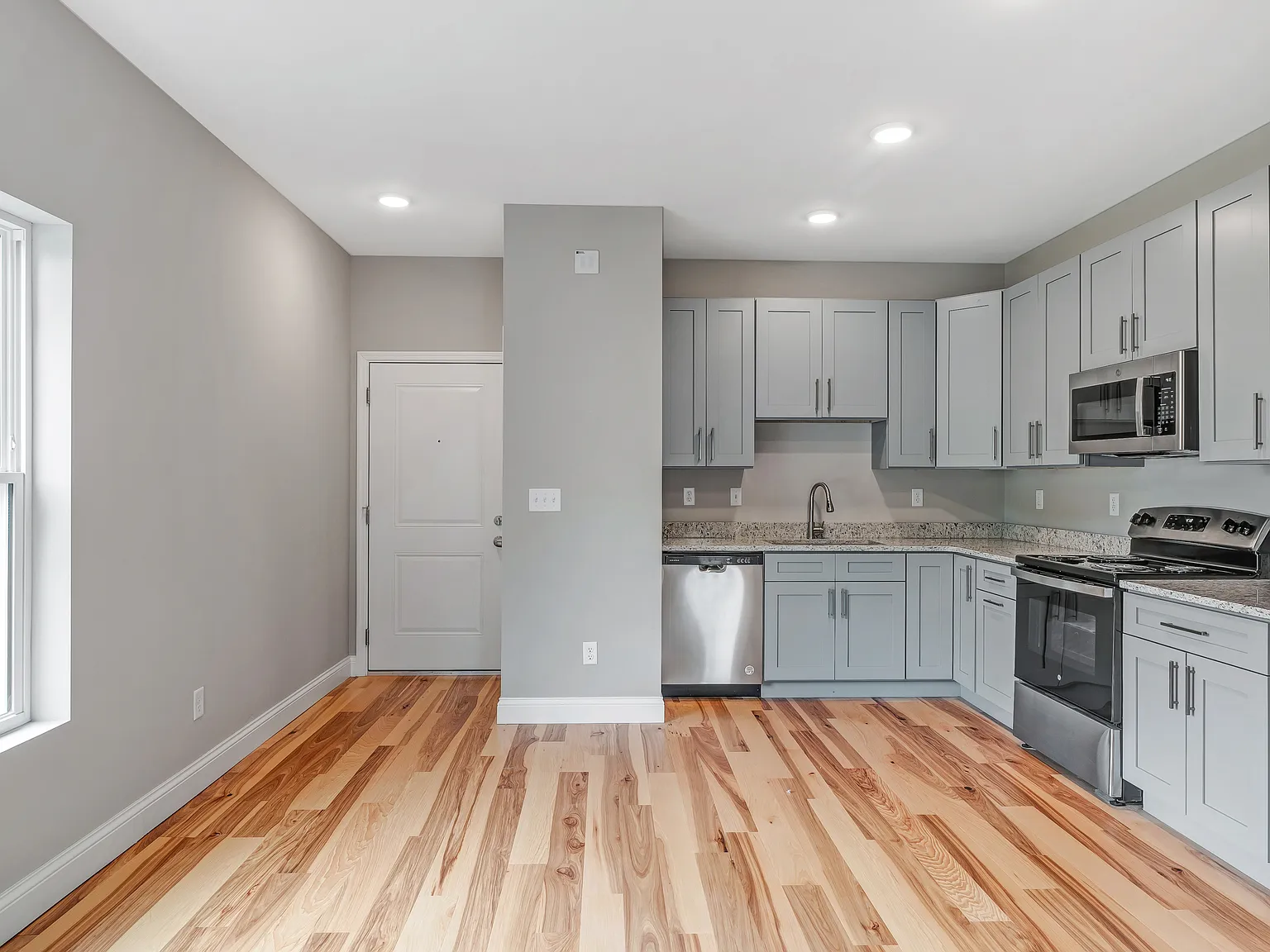 2 bed, 900 sqft, $1,365 — Photo 2