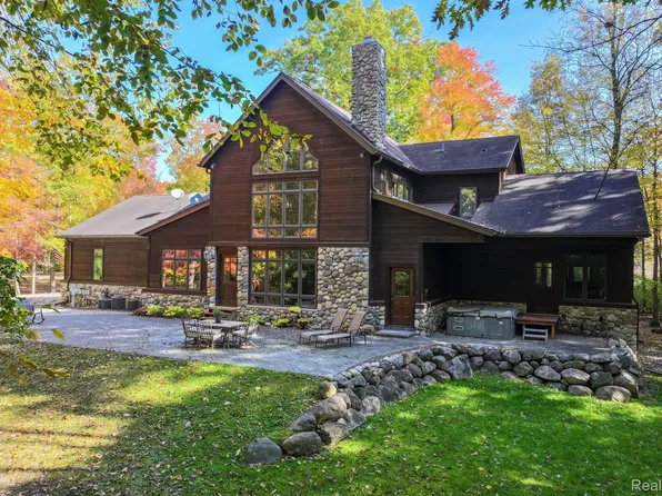 4335 Rohr Rd, Waterford, MI 48329