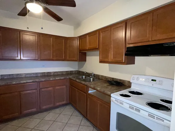 1735 Chestnut St #3C, Waukegan, IL 60085