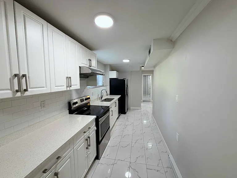 2049 Majestic Cres #B — Photo 5