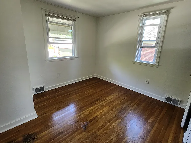 1104 Holmes St — Photo 12