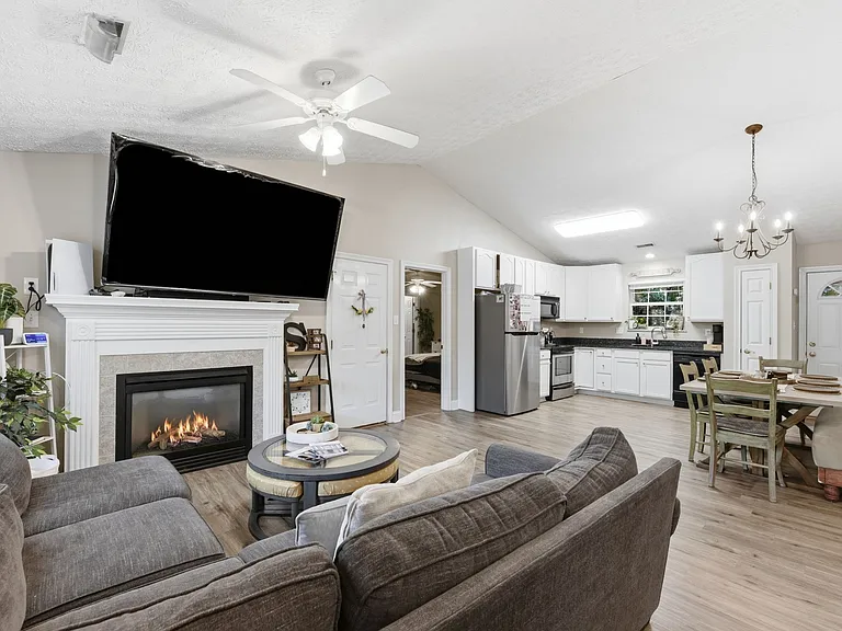 8400 Lesley Marie Ln — Photo 7