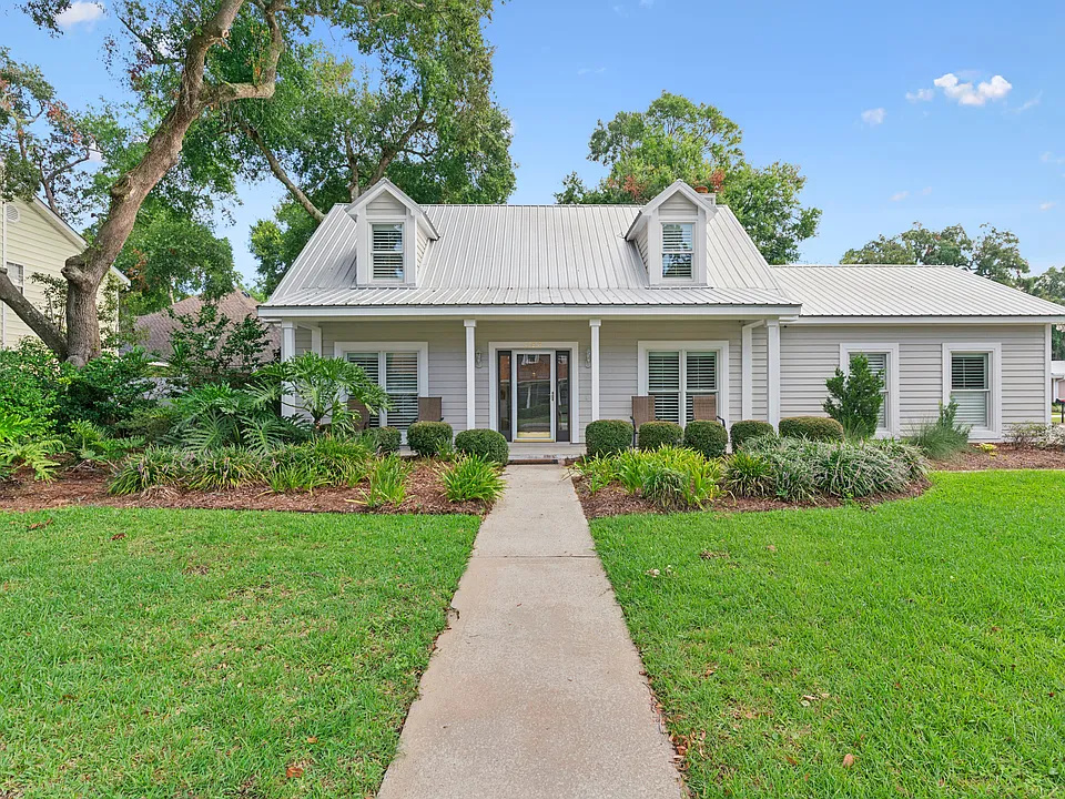 323 Sandcastle Ln
