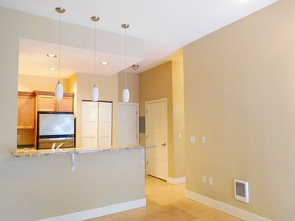 5th image of 230 Belmont Ave E #105