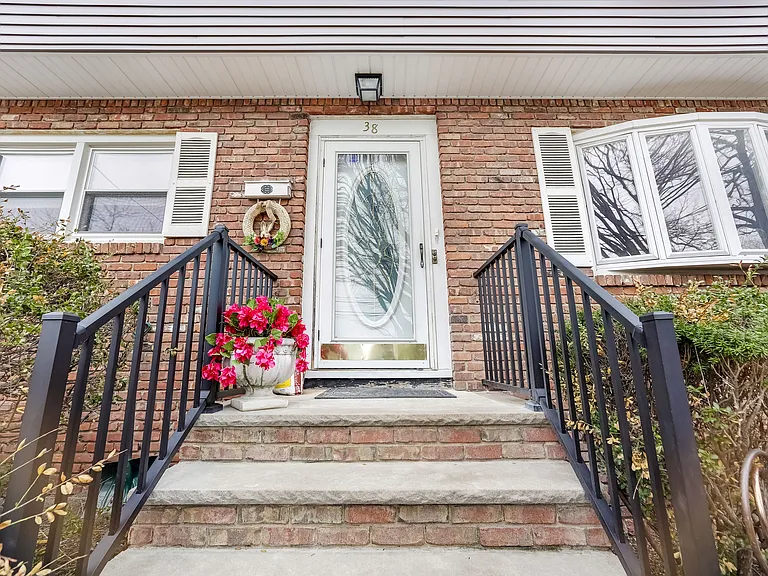 38 Washington Ave — Photo 14