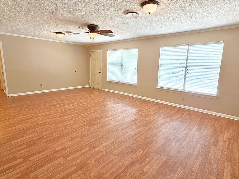 1204 Connell Dr — Photo 5
