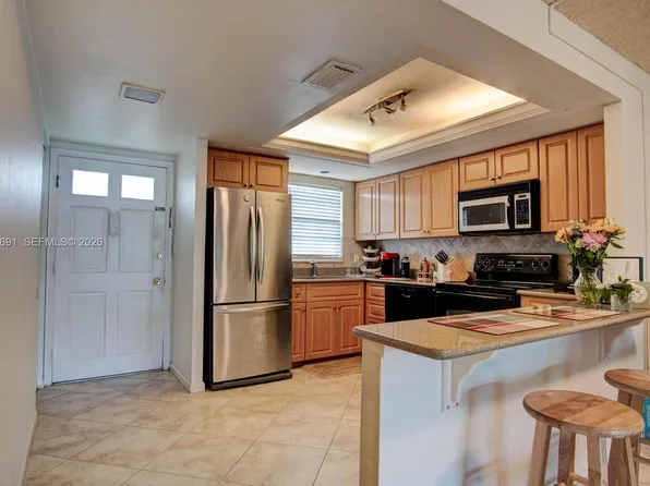 1900 Alamanda Dr APT 108, Naples, FL 34102