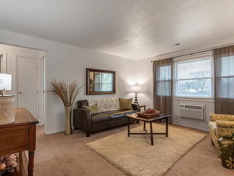 Ivy Manor — Photo 2