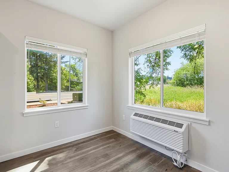 1425 Mildred Ln SE — Photo 8