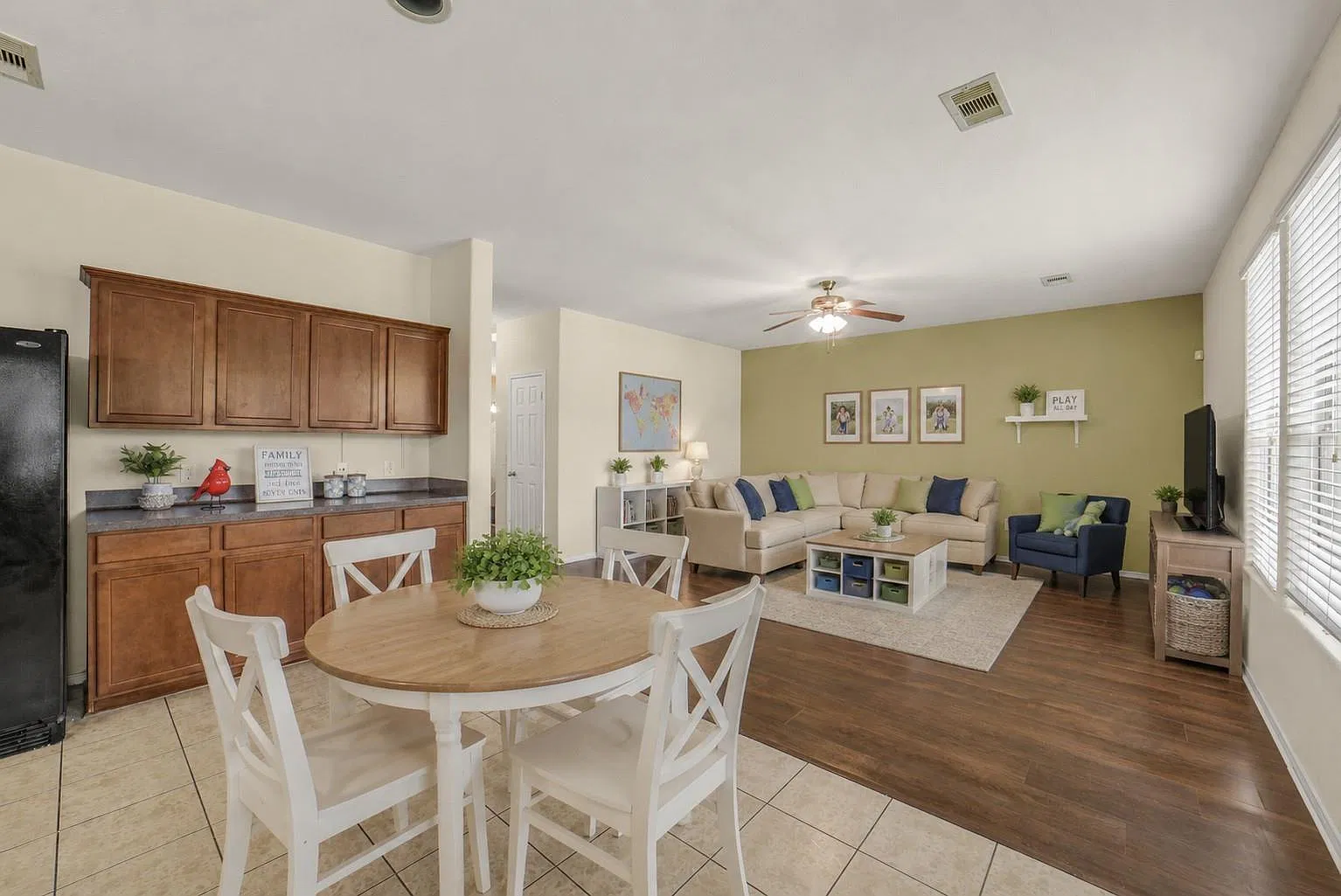 3 bed, 2.5 bath, 2377 sqft, $1,865 — Photo 4