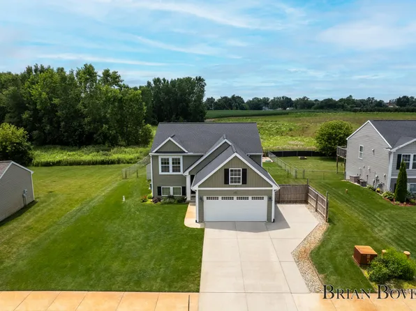 316 Vansen Dr, Kent City, MI 49330