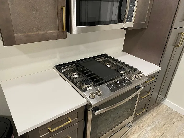 Gas stove with middle griddle feature