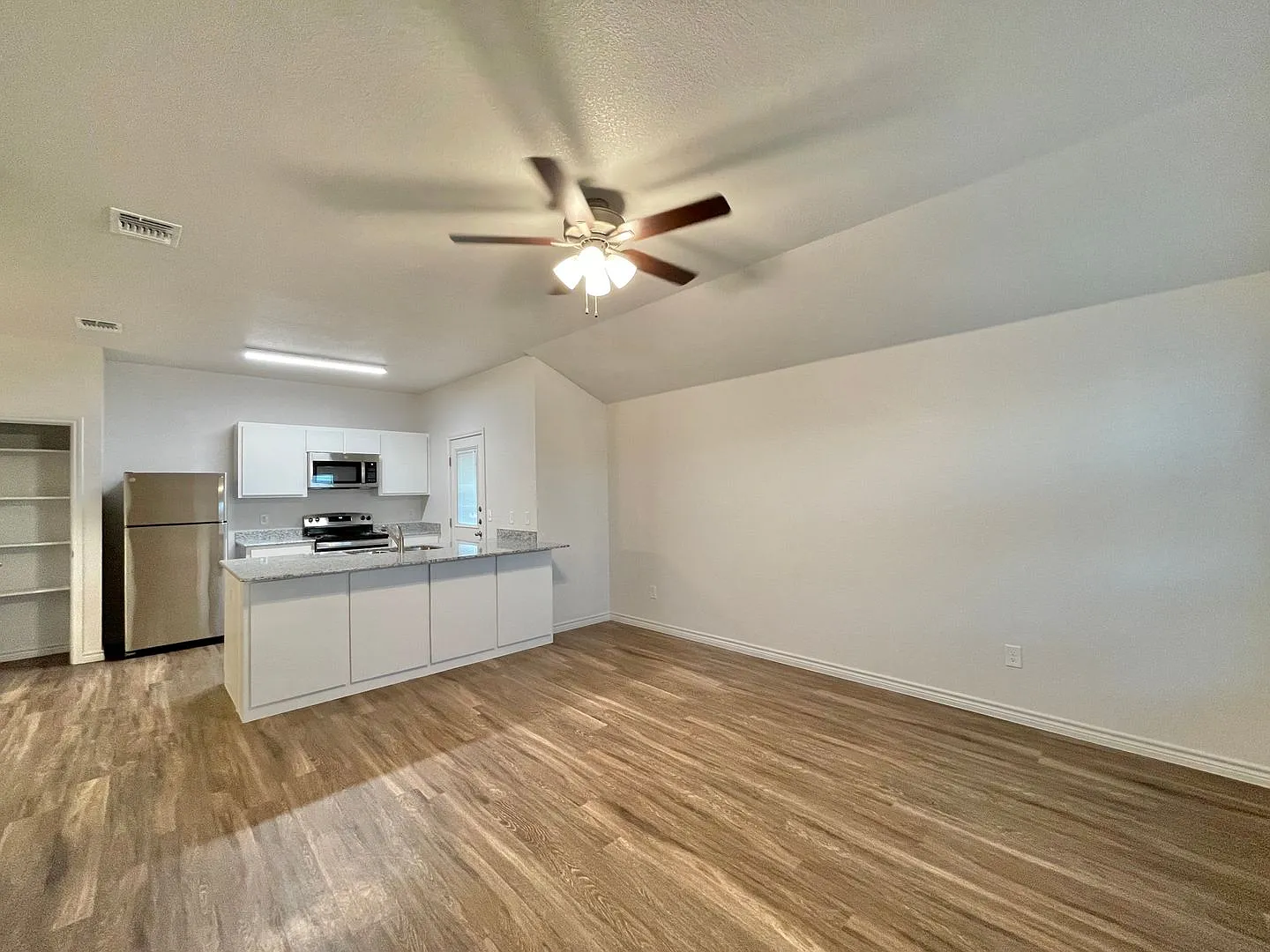1814 Montell — Photo 3