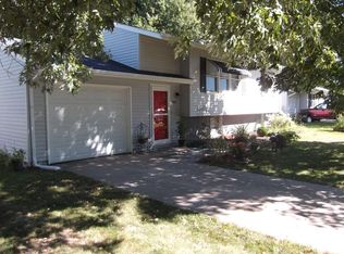 4003 Hillandale Rd, Davenport, IA 52806