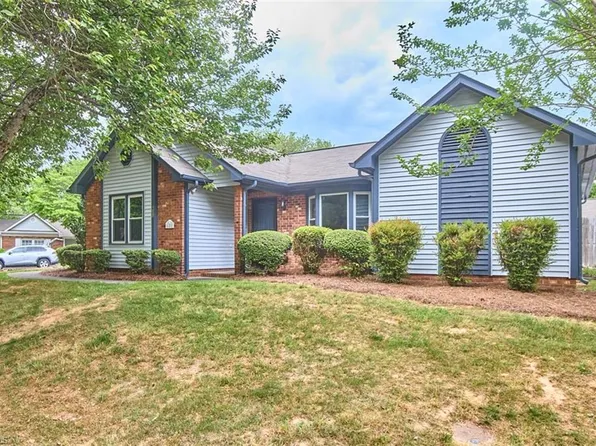 621 Lantern Ridge Dr, Winston Salem, NC 27104