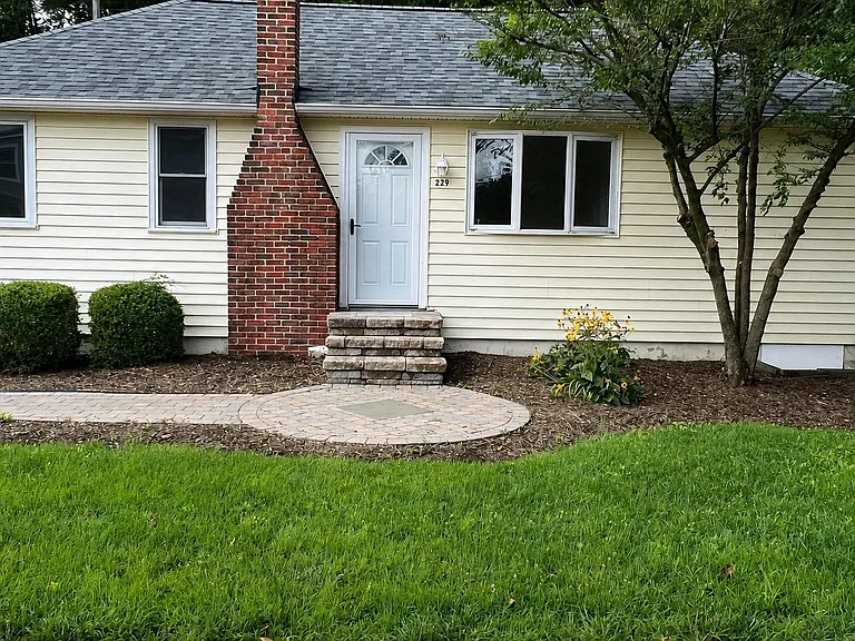 229 Maryland Ave — Photo 2