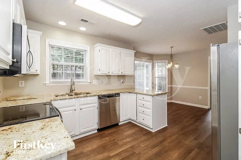 4 bed, 2.5 bath, 1960 sqft, $2,270 — Photo 4