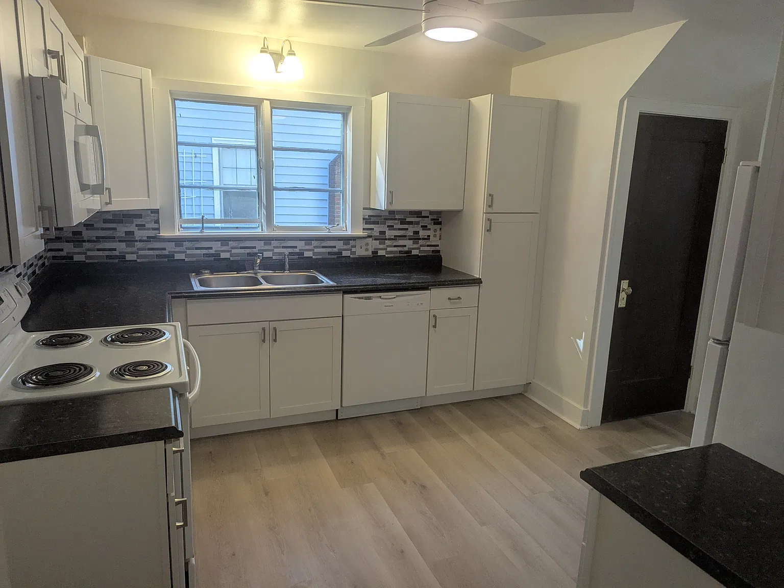 5 bed, 2.5 bath, 1720 sqft, $3,600 — Photo 4