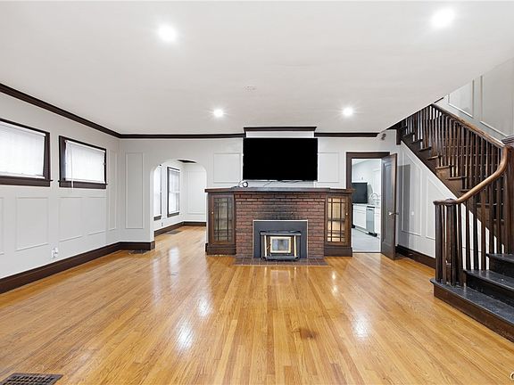 5th image of 609 Seeley Rd