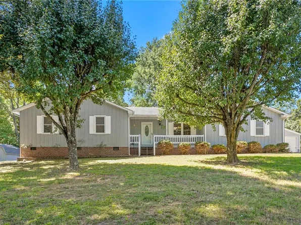 914 Ferndale Dr, Thomasville, NC 27360
