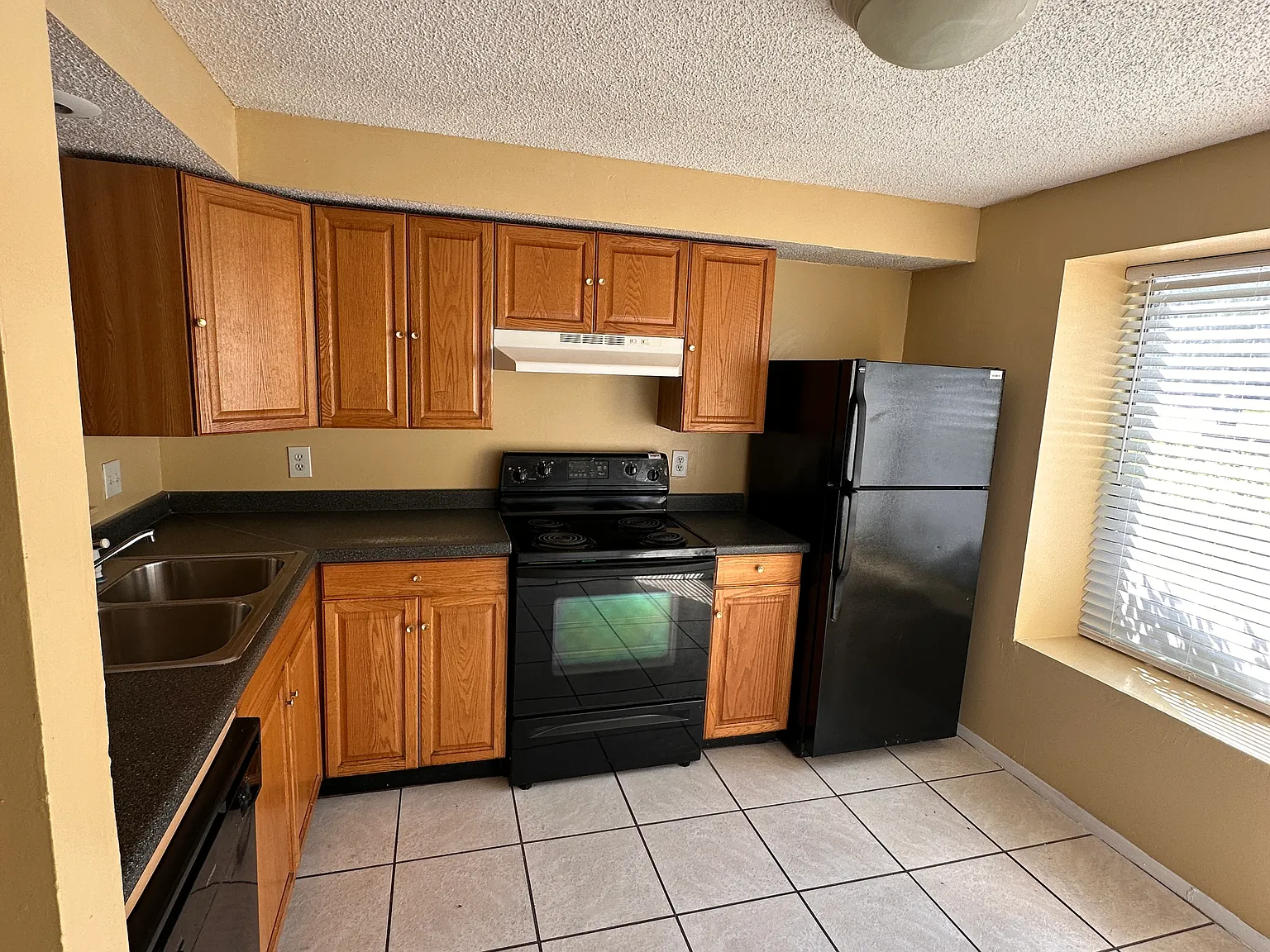 3 bed, 1.5 bath, 1300 sqft, $1,800 — Photo 2