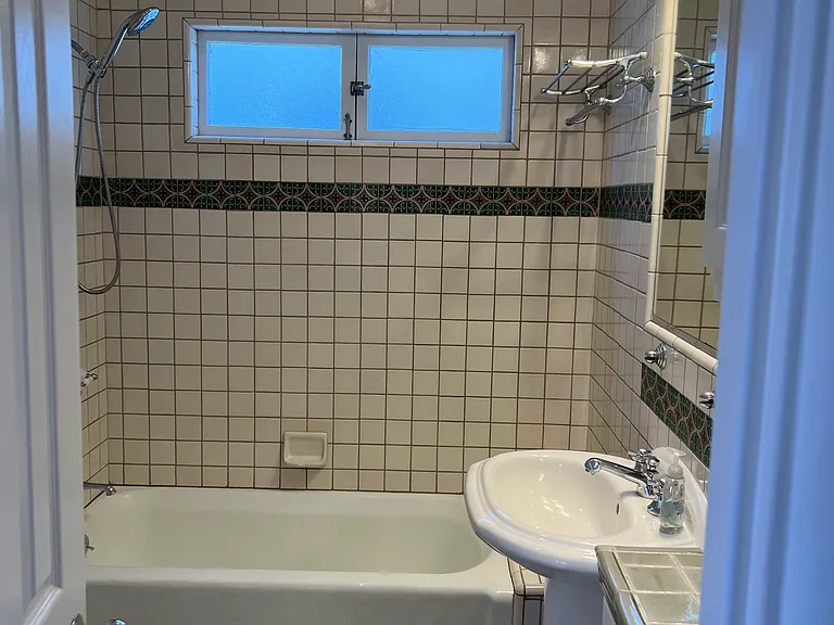 435 Manhattan Ave #A — Photo 7
