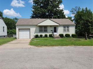 9529 Summit St, Lenexa, KS 66215