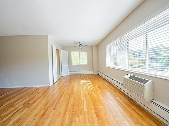 5th image of 4821 Roanoke Pkwy #204