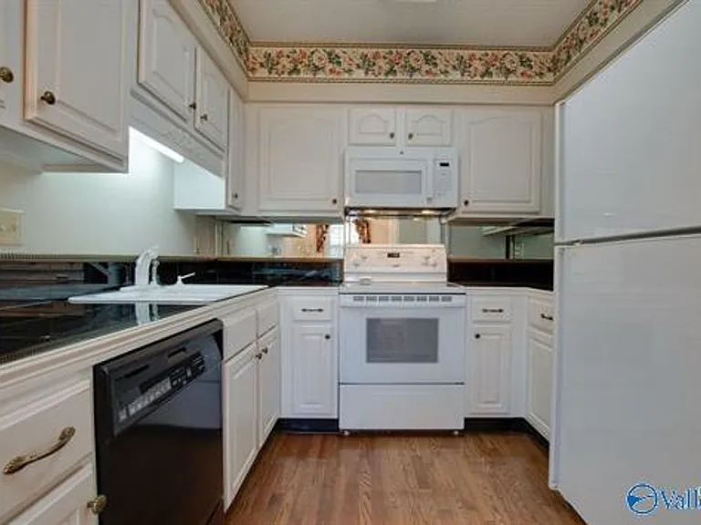 313 Kensington Ct SW — Photo 4