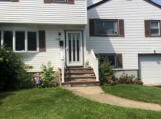 1838 W Seamans Neck Rd, Seaford, NY 11783