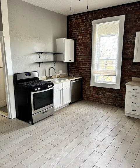 Newly refreshed large eat in kitchen