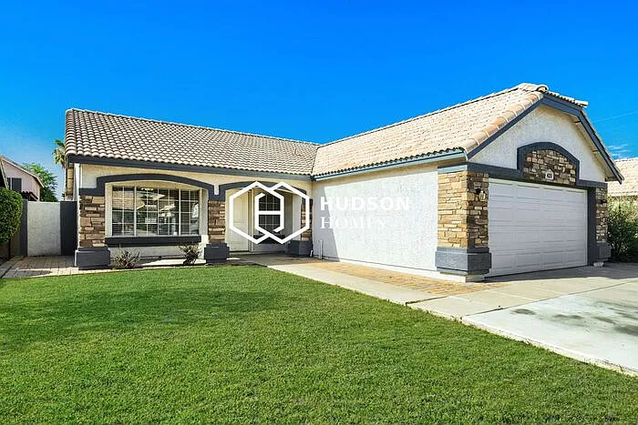 3 bed, 2.0 bath, 1120 sqft, $2,190 — Photo 3