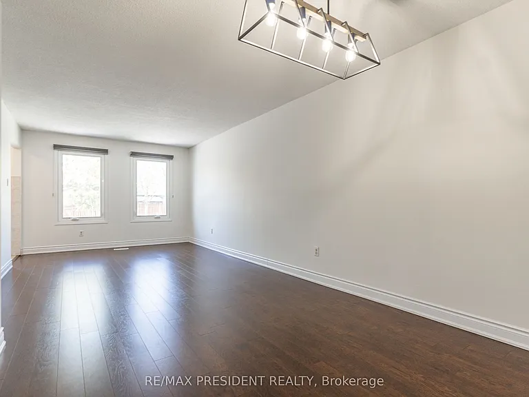 17 Manitou Cres #UPPER — Photo 8