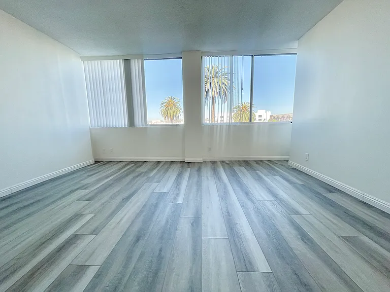 Occidental Towers Apartments — Photo 156
