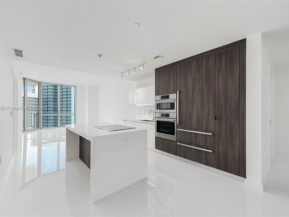 1st image of 851 NE 1st Ave #4305