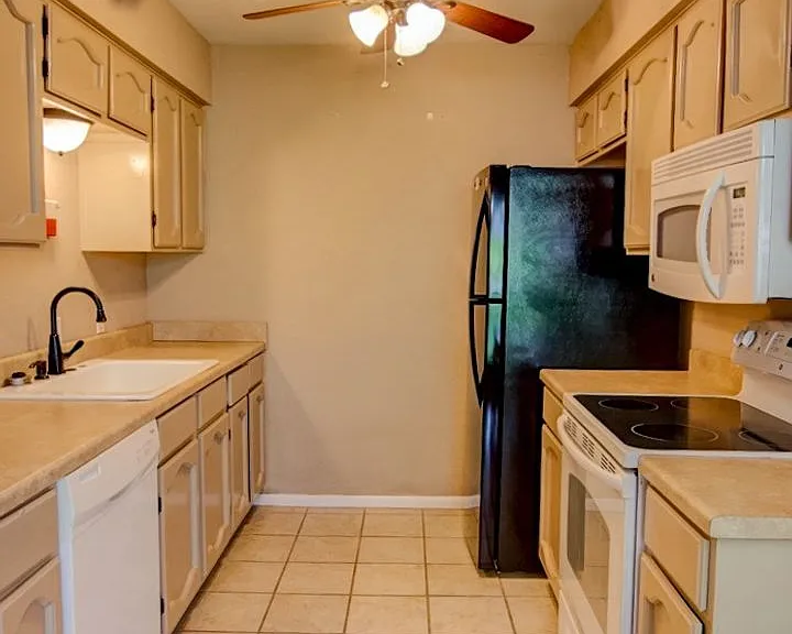 403 Earl Dr — Photo 4