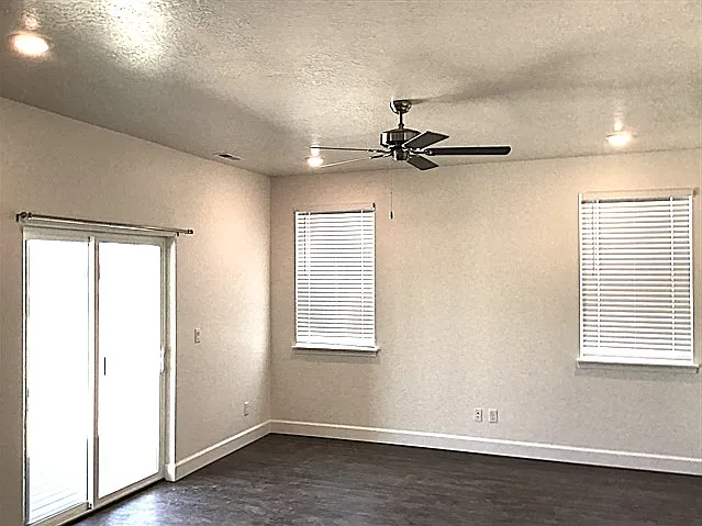 1218 E Peterson Ln — Photo 4